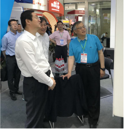 省委常委、西寧市委書(shū)記王曉蒞臨第十九屆青洽會(huì)青海物產(chǎn)展位參觀